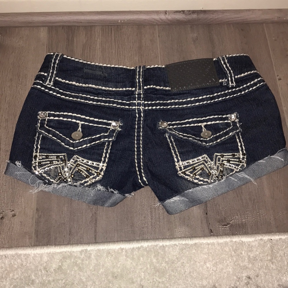 Short shorts - Picture 2 of 3